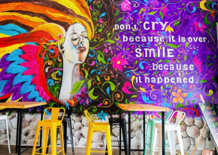 mural con letras interior bar