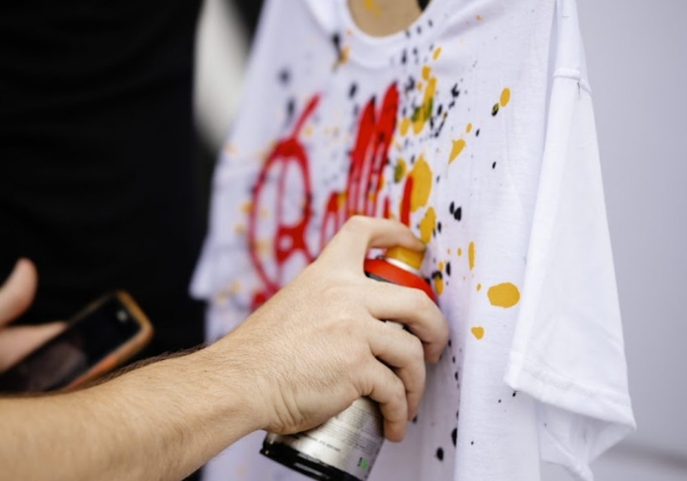 Graffitis en polera blanca