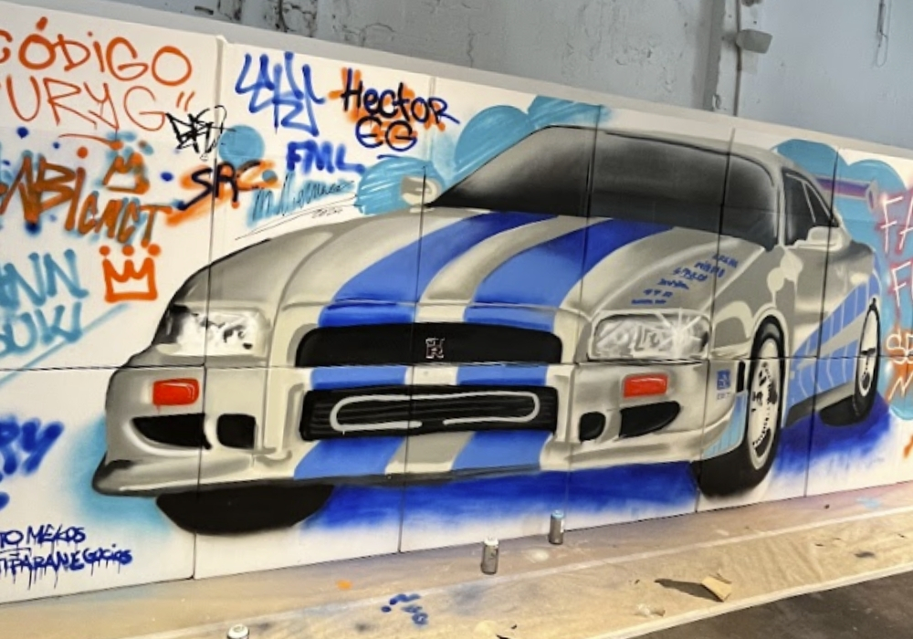 Graffitis de coche blanco con azul