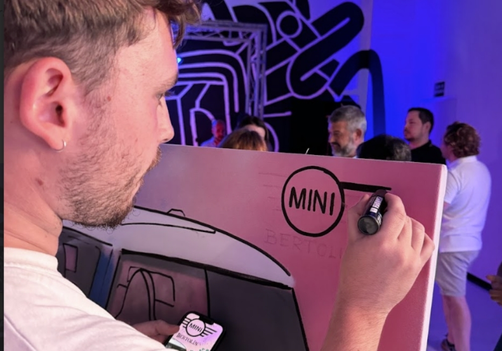 Grafitero haciendo el logo de Mini